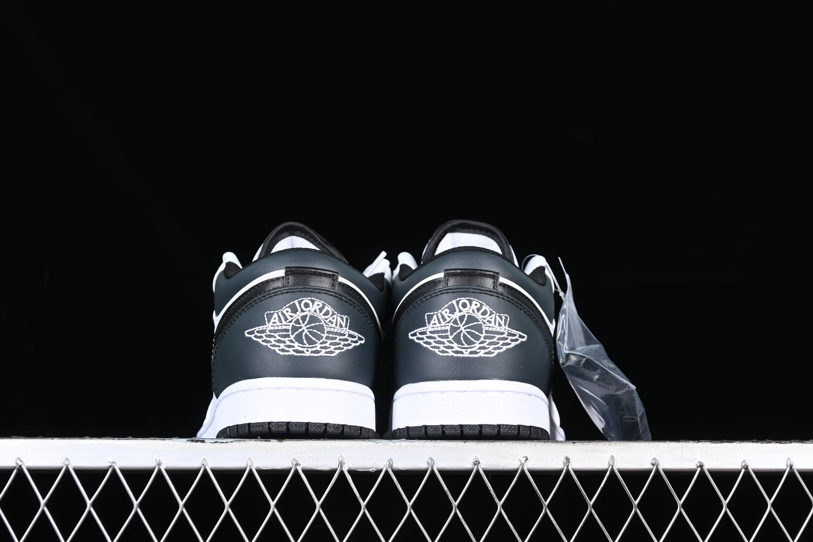 All categories Air Jordan Jordan series basketball shoes Air Jordan 1 Low Z version Air Jordan 1 Low AJ1 Joe 1 white and black color matching low-top cultural casual sneakers 553560-132